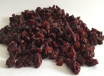 dried brown raisins
